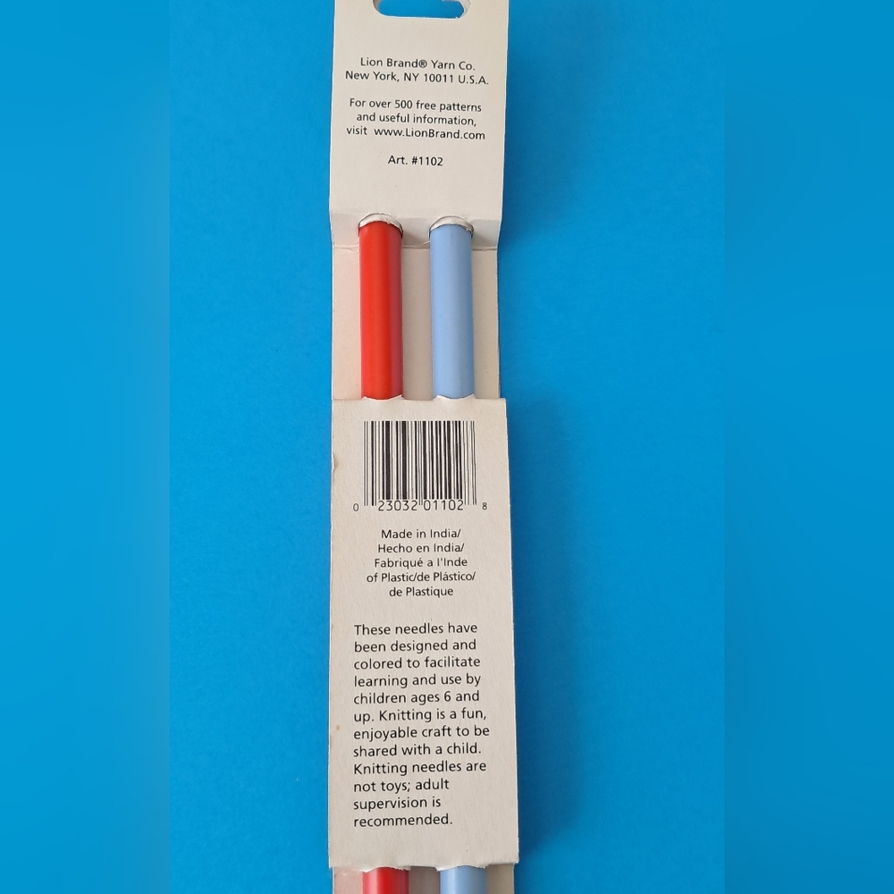 Vintage Lion Brand Knitting Needles for Kids, 10" US 15, Red & Blue - Picture 3 of 7